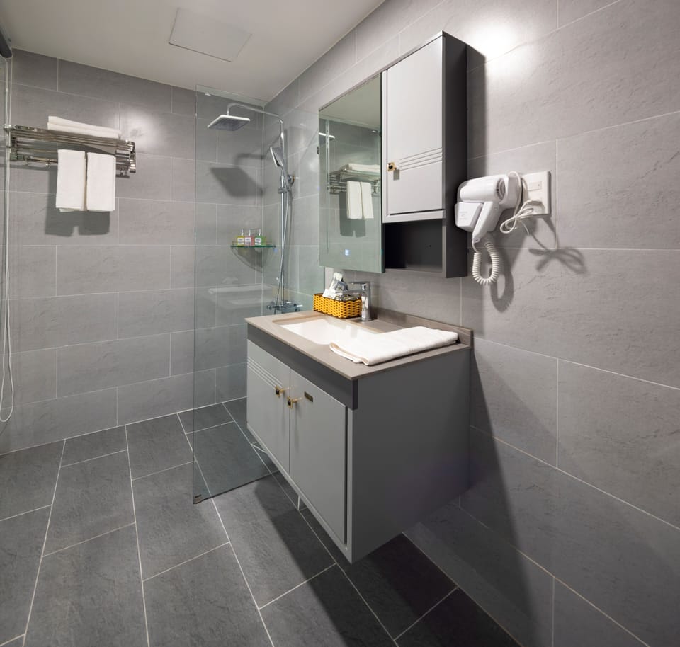 Premier Double Room | Bathroom | Free toiletries, hair dryer, slippers, towels