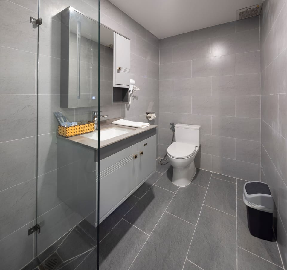 Premier Double Room | Bathroom | Free toiletries, hair dryer, slippers, towels