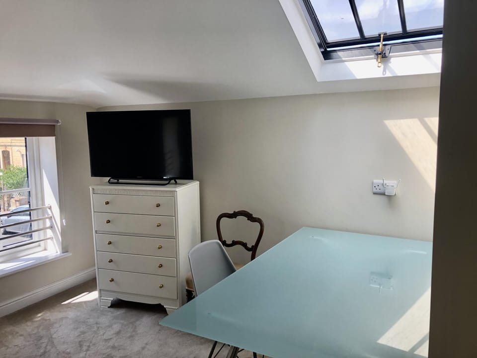 House | 1 bedroom, desk