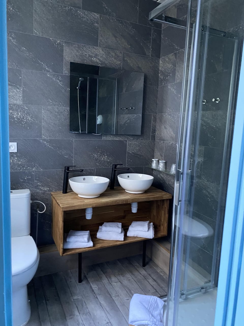 Standard Triple Room | Bathroom | Free toiletries, hair dryer, towels