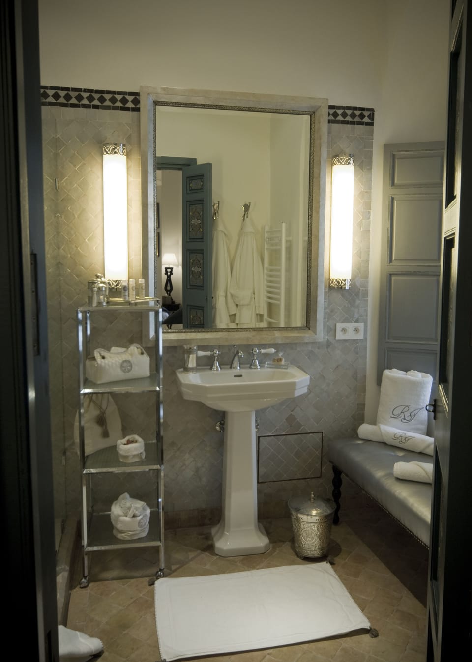 Deluxe Double Room (Ahlam) | Bathroom | Free toiletries, hair dryer, bathrobes, slippers