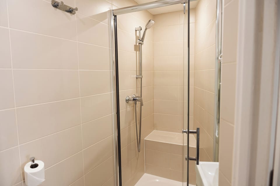 Comfort Double Room | Bathroom | Free toiletries, hair dryer, towels, soap