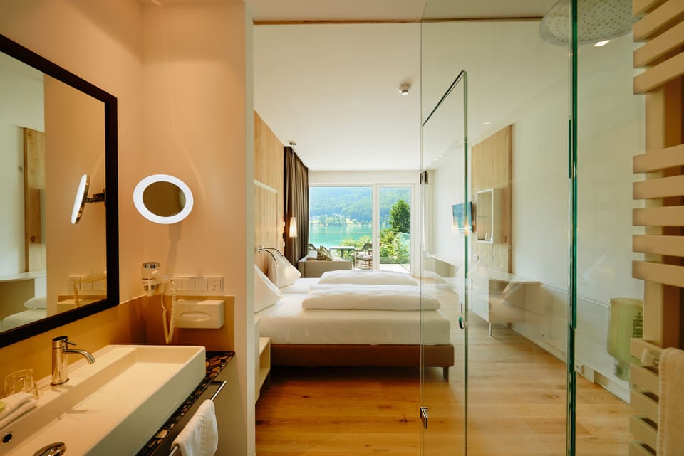 Panoramic Double Room, Balcony, Lake View | Bathroom | Free toiletries, hair dryer, bathrobes, towels