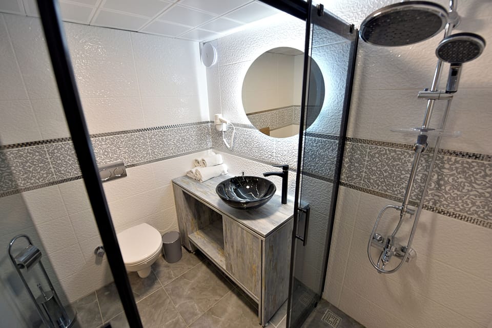 Junior suite with terrace | Bathroom | Shower, free toiletries, hair dryer, slippers