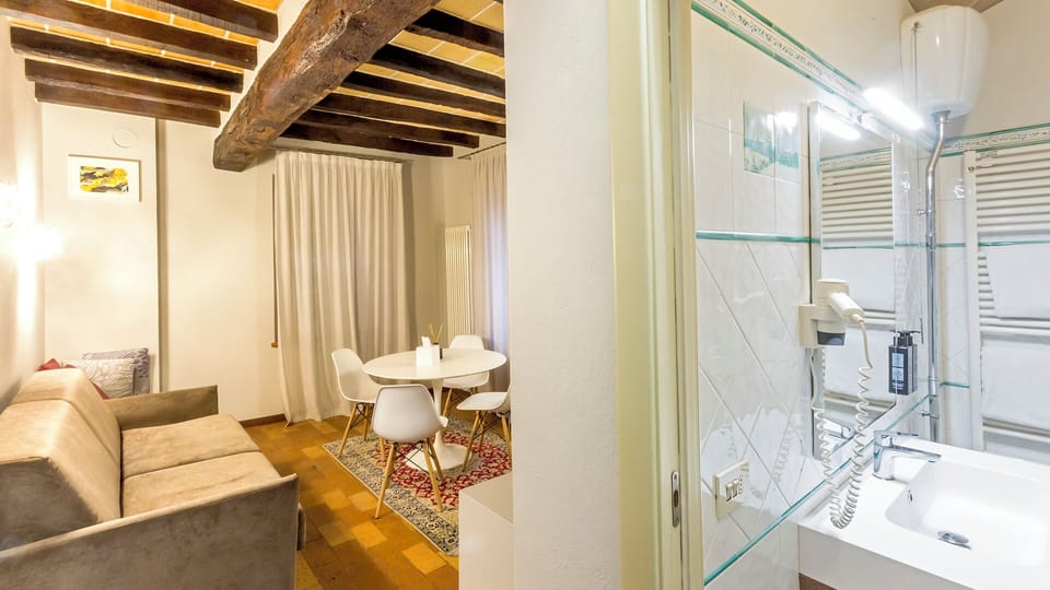 Classic Suite | Bathroom | Shower, free toiletries, hair dryer, slippers