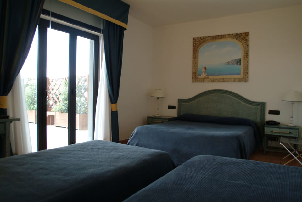 Quadruple Room | Hypo-allergenic bedding available, minibar, in-room safe, desk