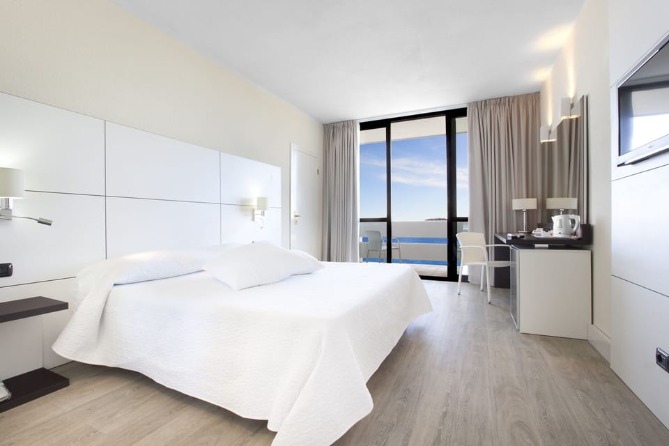 1 bedroom, Egyptian cotton sheets, premium bedding, desk