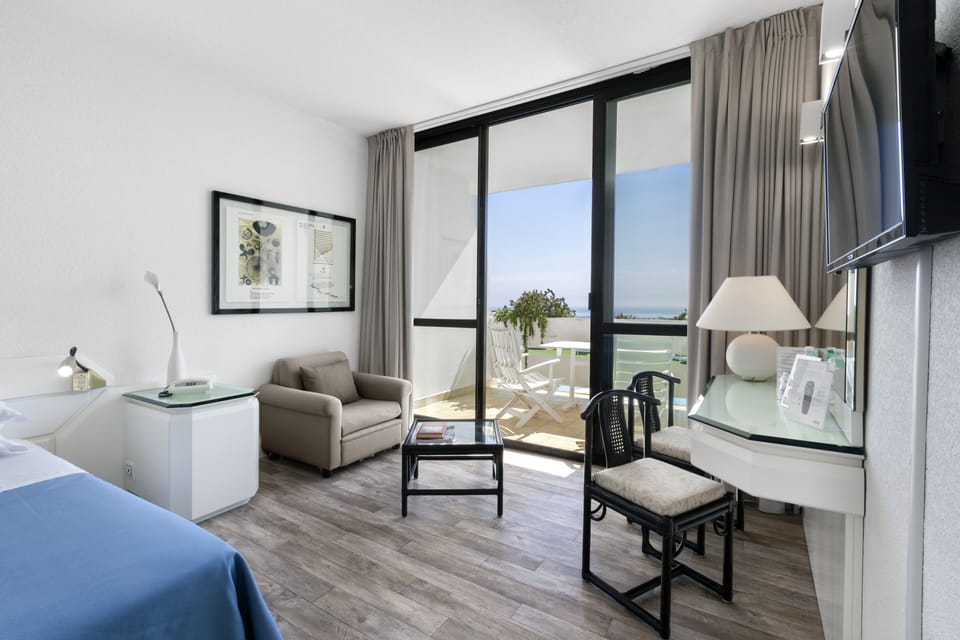 Economy Triple Room | 1 bedroom, Egyptian cotton sheets, premium bedding, desk
