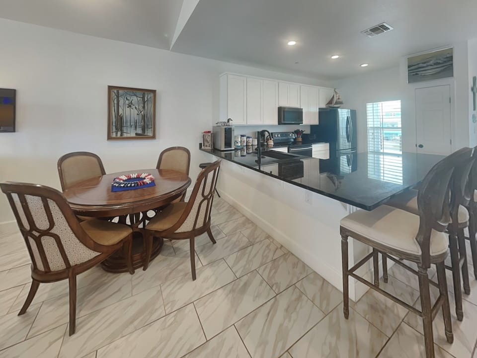 Condo (2 Bedrooms) | Property amenity
