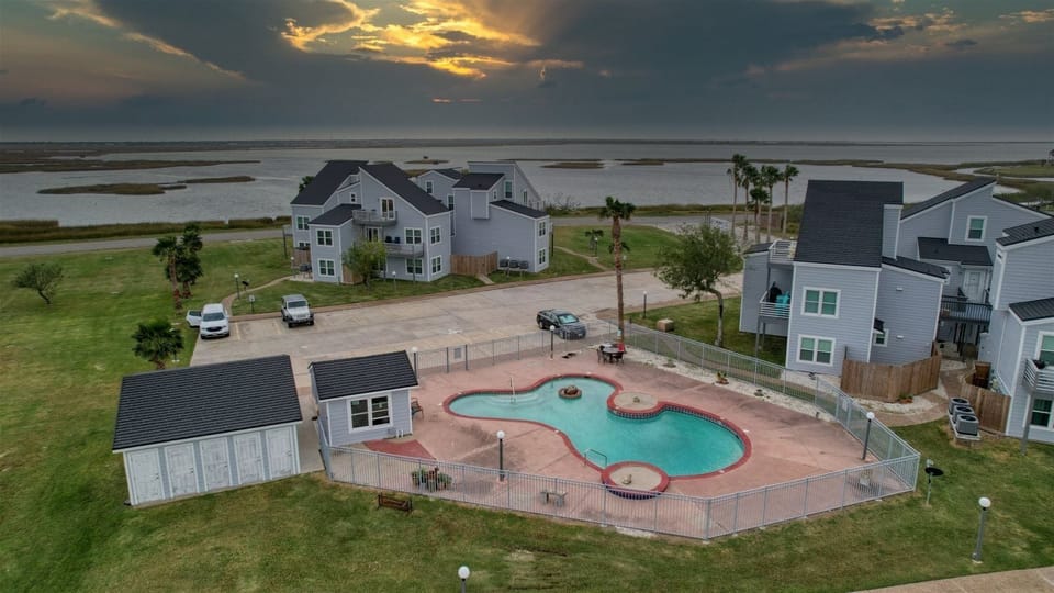 Condo (2 Bedrooms) | Property amenity