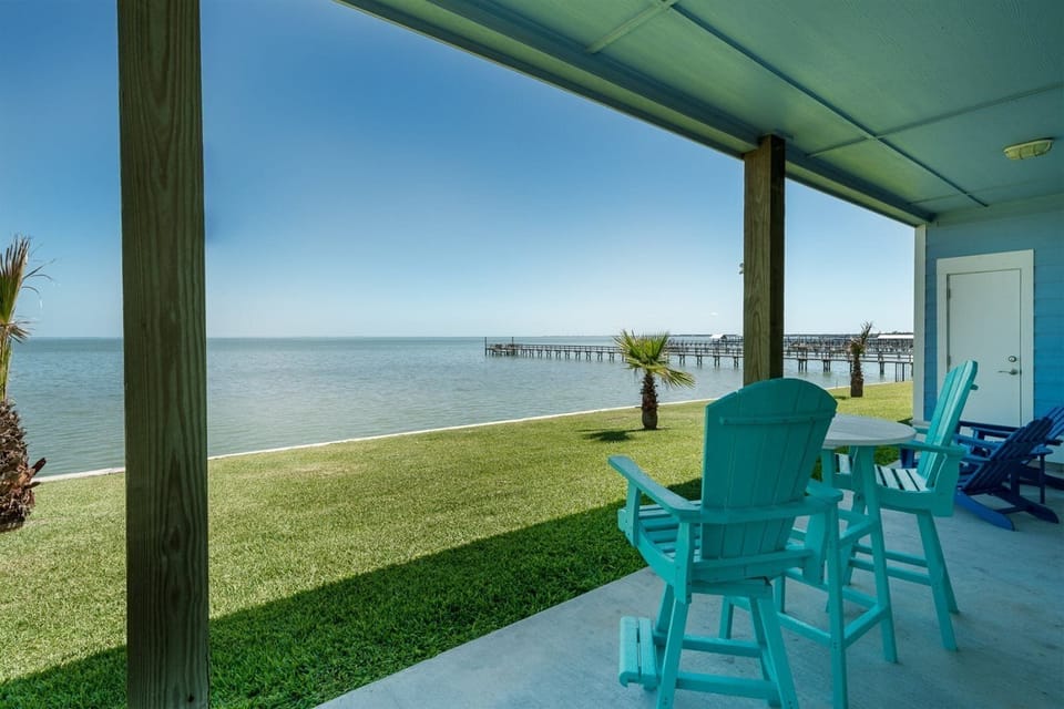 Condo (2 Bedrooms) | Front of property