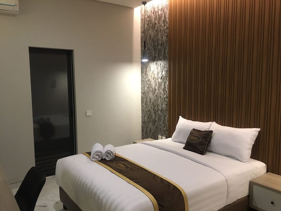 Deluxe Double Room | Desk, laptop workspace, free WiFi, bed sheets