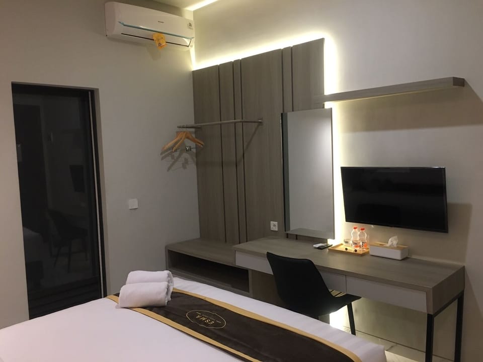 Deluxe Double Room | Desk, laptop workspace, free WiFi, bed sheets