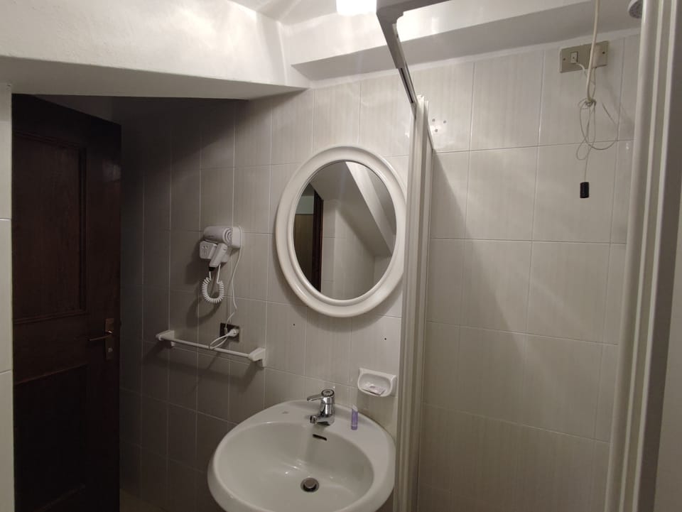 Standard Single Room | Bathroom | Shower, rainfall showerhead, free toiletries, hair dryer