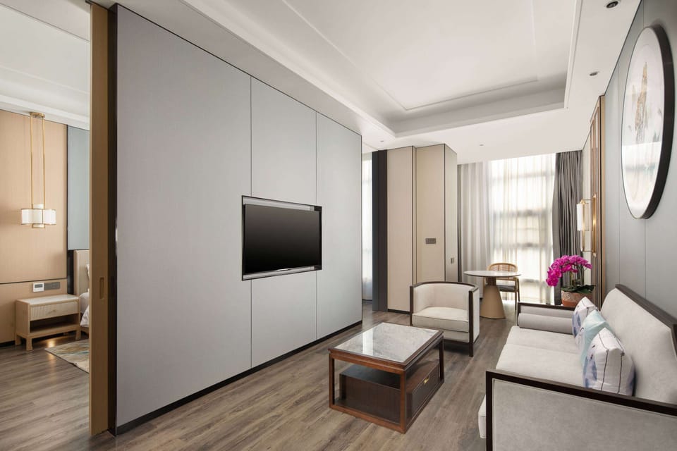 Executive Suite, 1 King Bed, Non Smoking | Iron/ironing board, WiFi (free), bed sheets