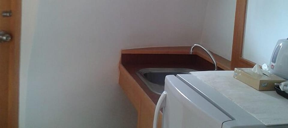 Fridge, coffee/tea maker