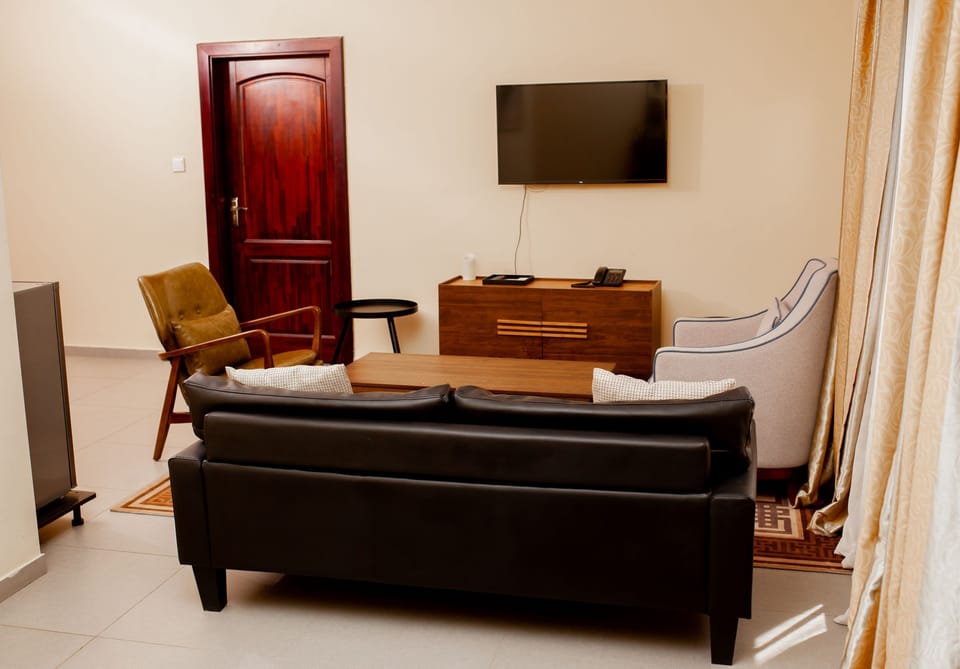 Family Room | Living area | 43-inch Smart TV with digital channels