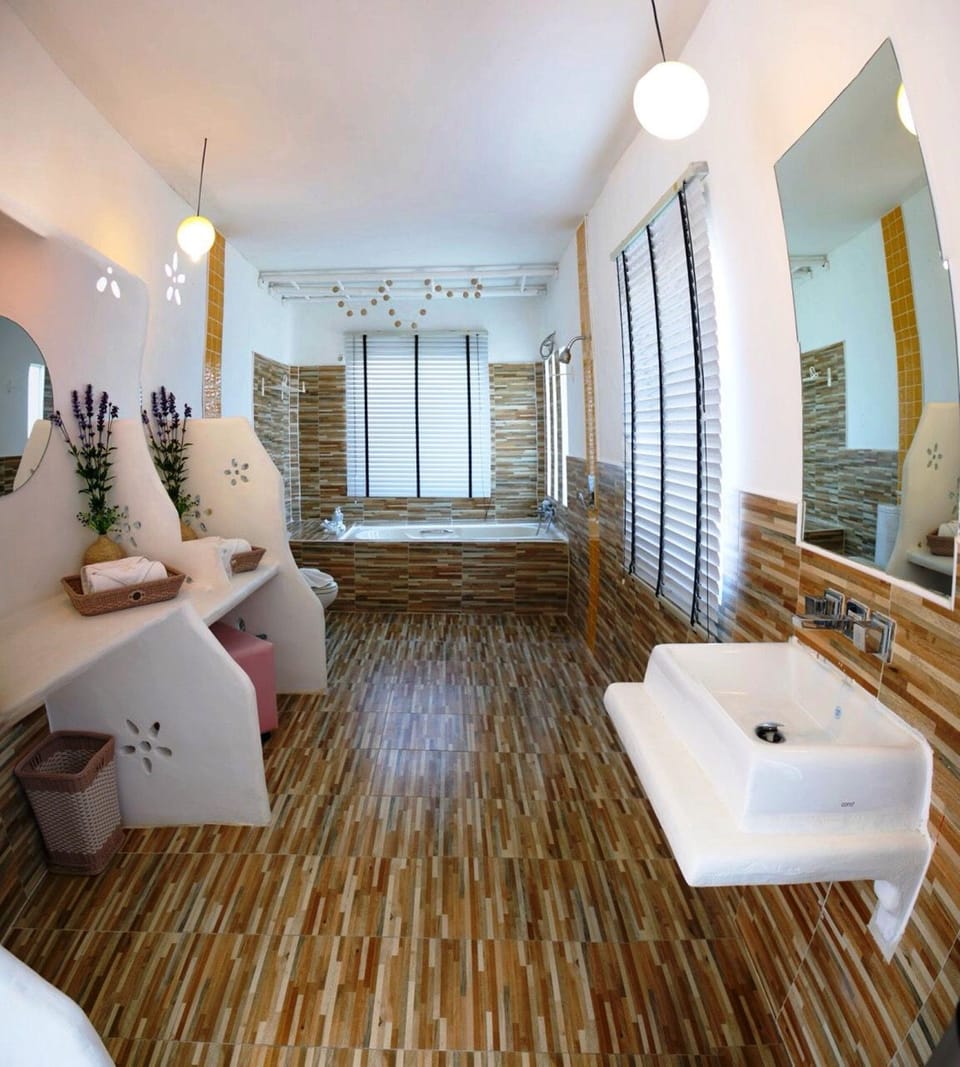 Daisy | Bathroom | Separate tub and shower, rainfall showerhead, free toiletries