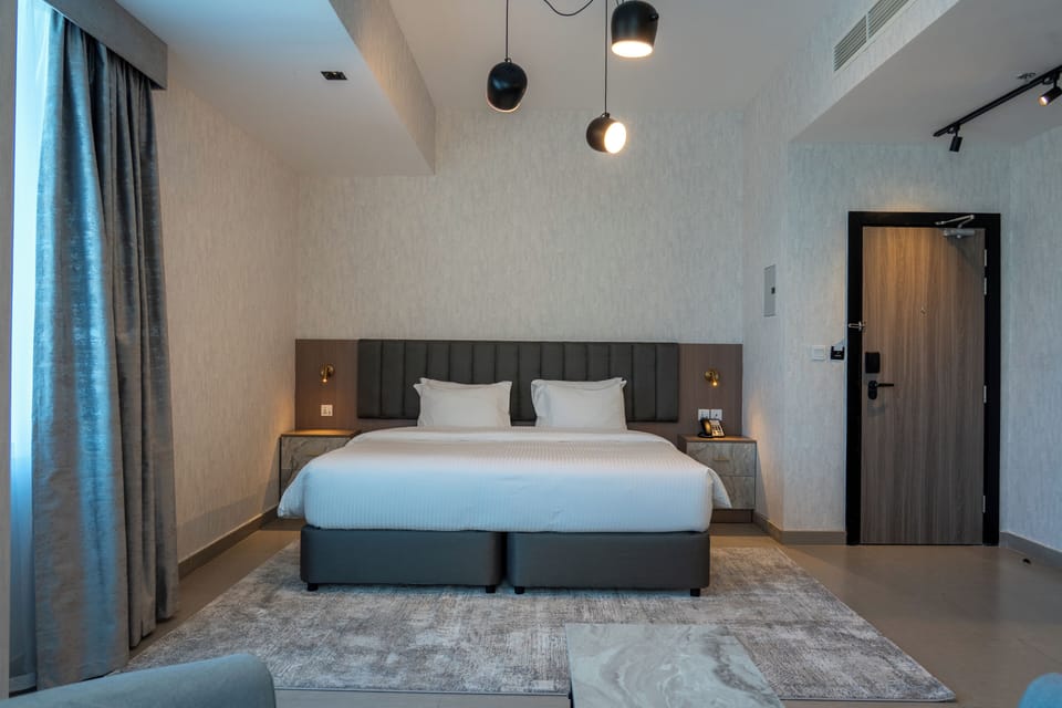 Vogo Executive - King Bed | Egyptian cotton sheets, premium bedding, pillowtop beds, minibar