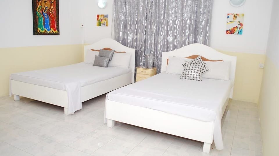 Family Room | In-room safe, iron/ironing board, WiFi (free)