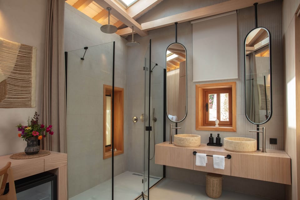 Badem Room | Bathroom | Shower, rainfall showerhead, hair dryer, towels