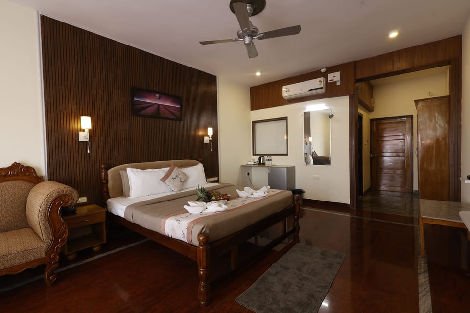 Deluxe Room with Balcony and Sea View | Premium bedding, minibar, desk, laptop workspace