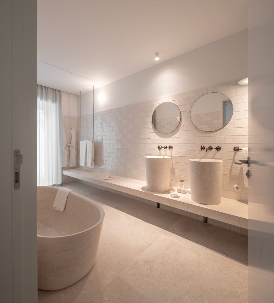 Deluxe Double Room | Bathroom | Separate tub and shower, rainfall showerhead, free toiletries
