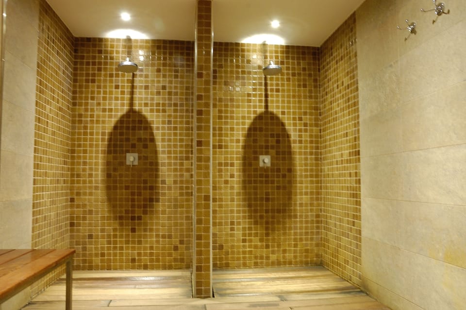 Couples treatment rooms, sauna, hot tub, steam room, Turkish bath