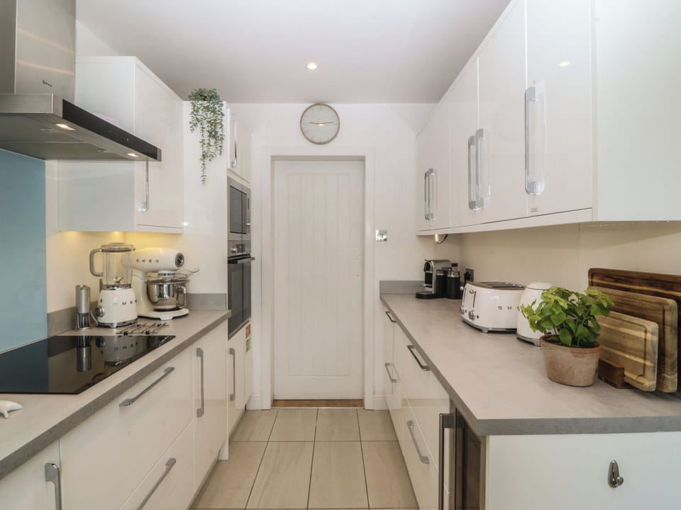 Cottage | Private kitchen | Fridge, dishwasher, electric kettle, toaster
