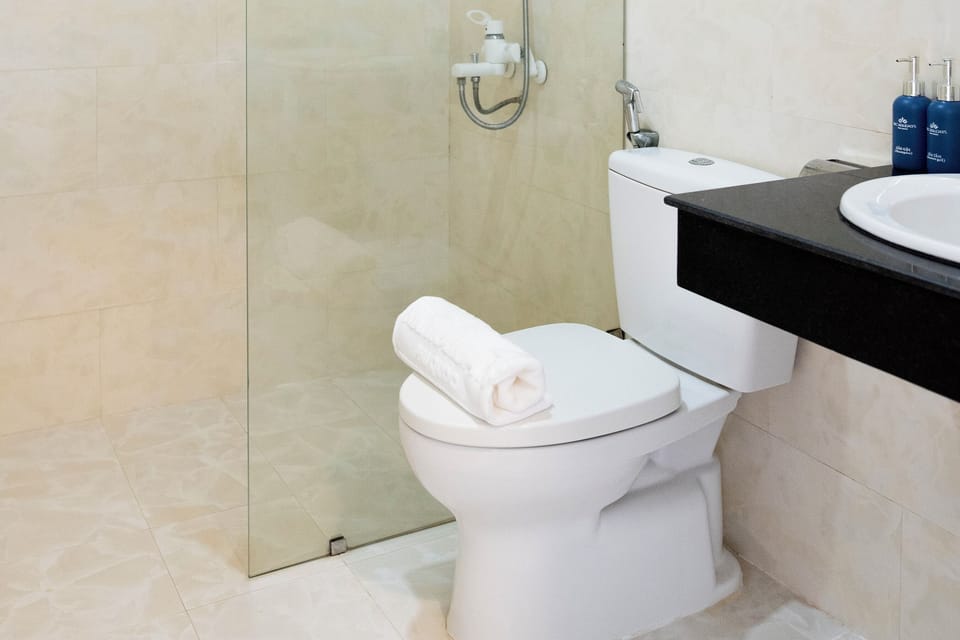 Premier Double Room, Ocean View | Bathroom | Rainfall showerhead, designer toiletries, hair dryer, slippers