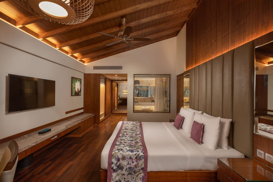Superior Suite, 1 Double Bed, Business Lounge Access, Sea View, 1 bedroom | Minibar, in-room safe, desk, laptop workspace