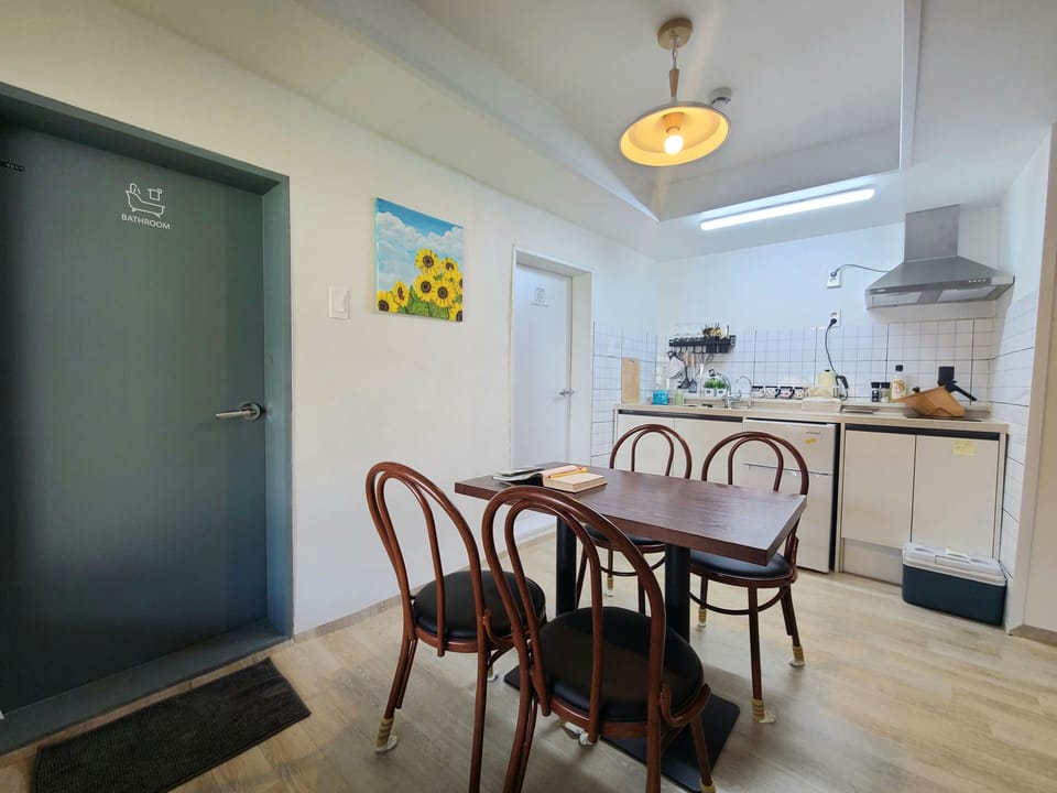 Classic House | Private kitchen | Mini-fridge, microwave, stovetop, electric kettle