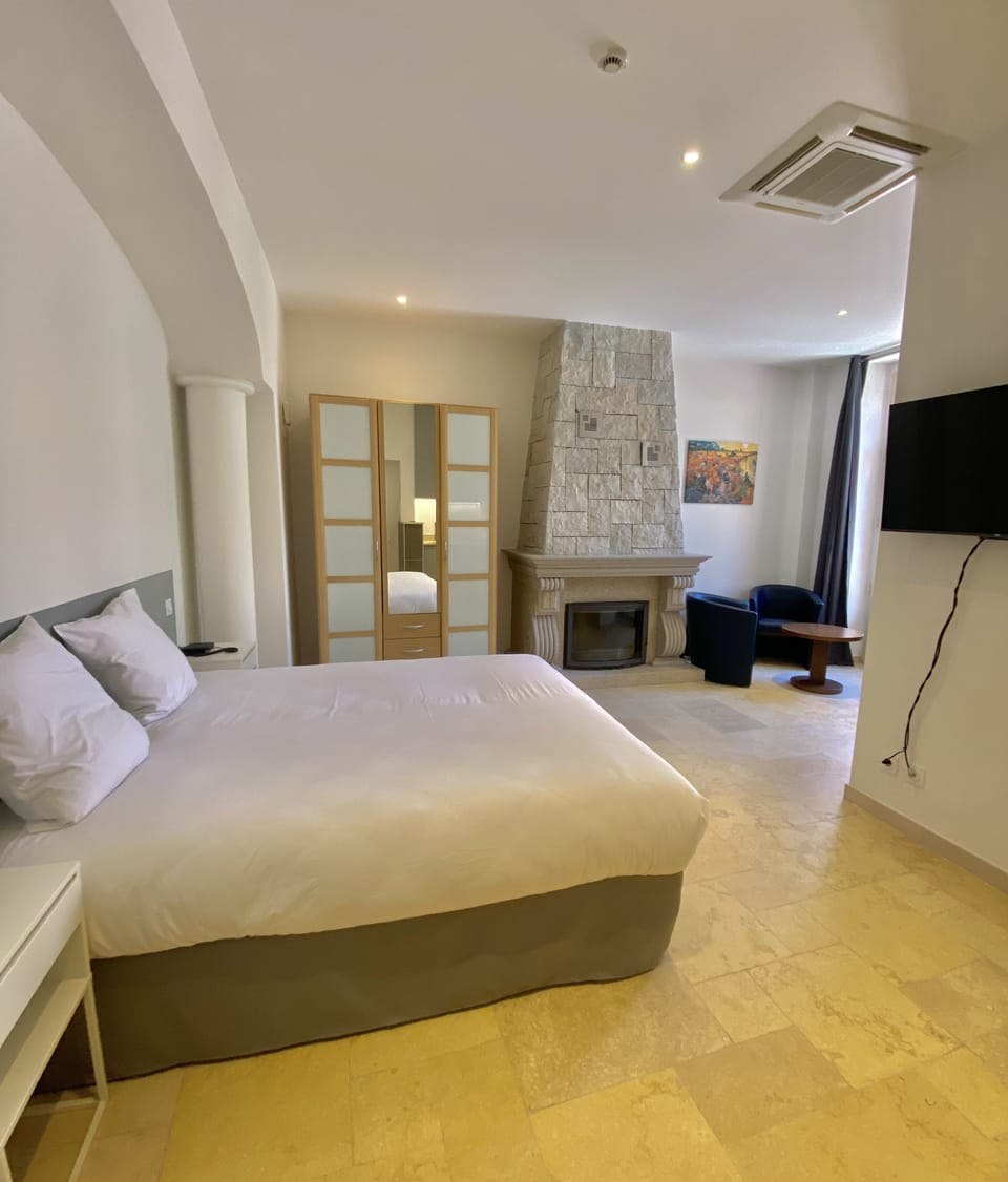 Classic Room | In-room safe, desk, blackout drapes, iron/ironing board