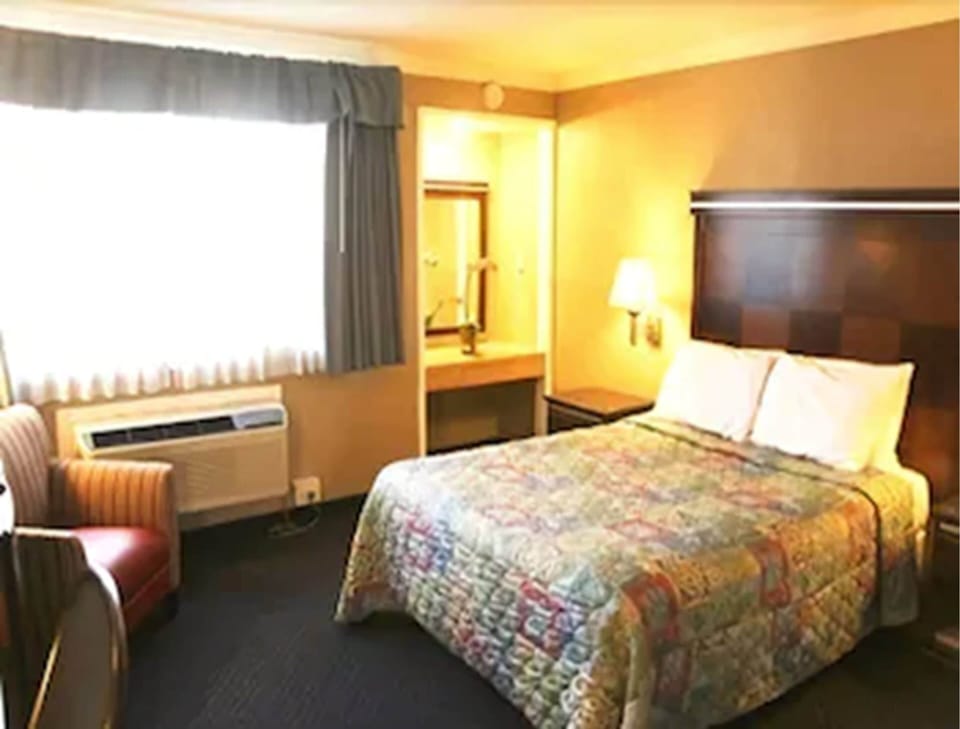 Room, 1 Queen Bed, Non Smoking | Desk, iron/ironing board, free WiFi, bed sheets