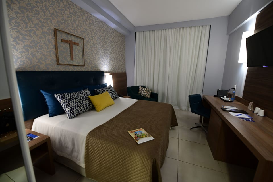 Deluxe Room | Minibar, in-room safe, desk, blackout drapes
