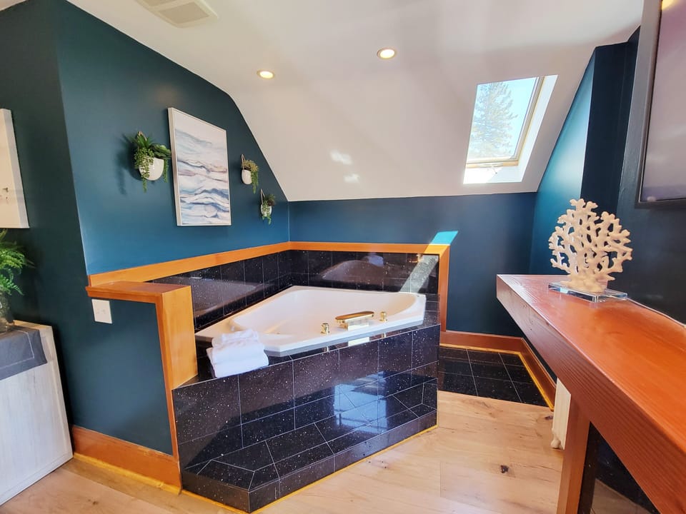 Superior Suite | Pillowtop beds, iron/ironing board, WiFi (free), bed sheets