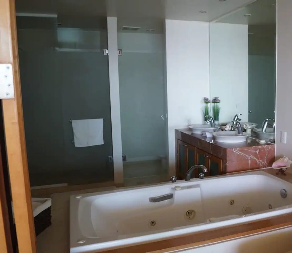 Family Condo | Shared bathroom
