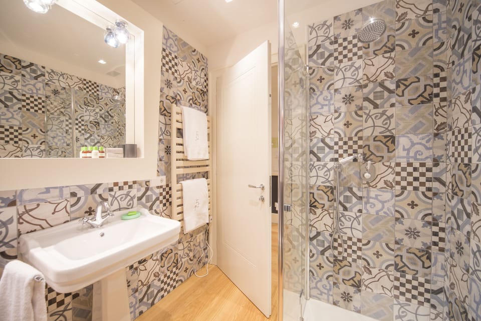 Deluxe Double Room, 1 Bedroom, Ensuite, Ground Floor | Bathroom | Shower, rainfall showerhead, free toiletries, hair dryer
