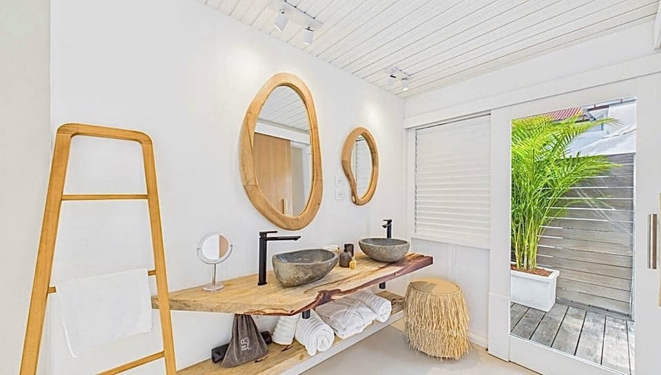 Shower, rainfall showerhead, free toiletries, hair dryer
