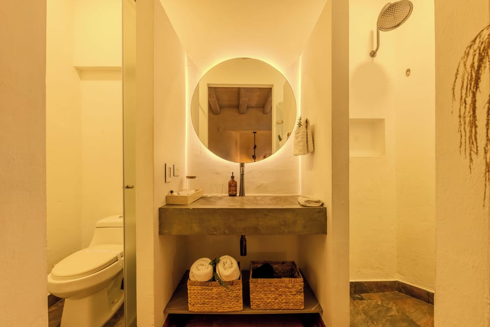 Junior Room | Bathroom | Shower, rainfall showerhead, hair dryer, towels