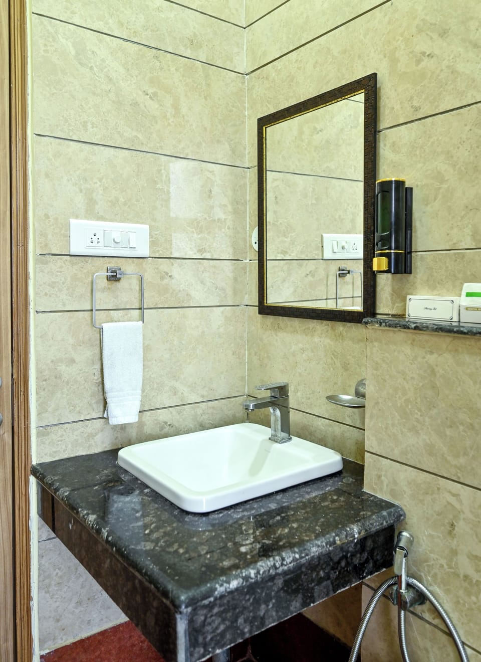 Deluxe Double Room | Bathroom | Combined shower/tub, rainfall showerhead, free toiletries, hair dryer