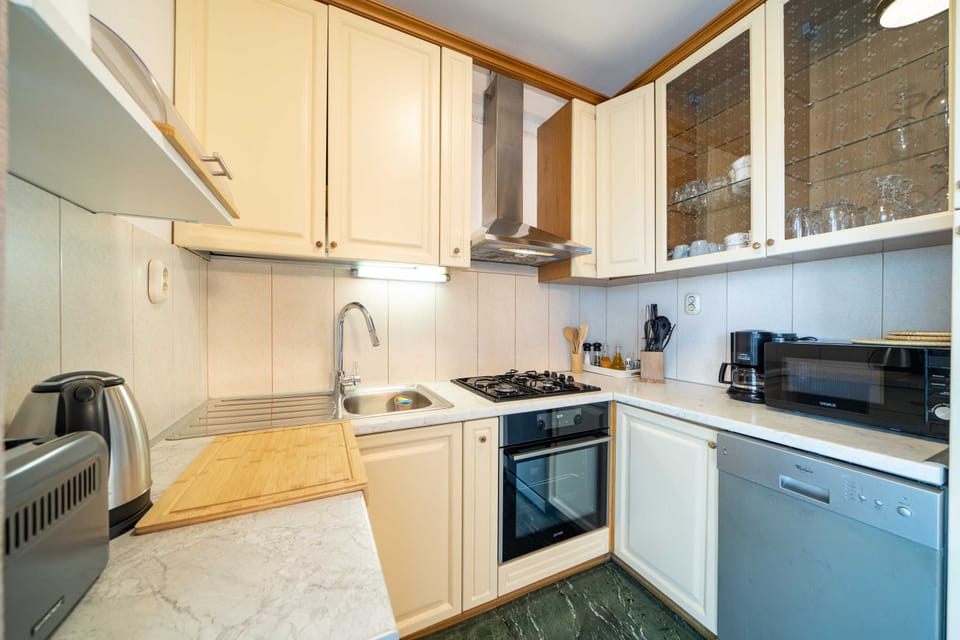 House (3bedroom holiday home,jacuzzi) | Private kitchen | Fridge