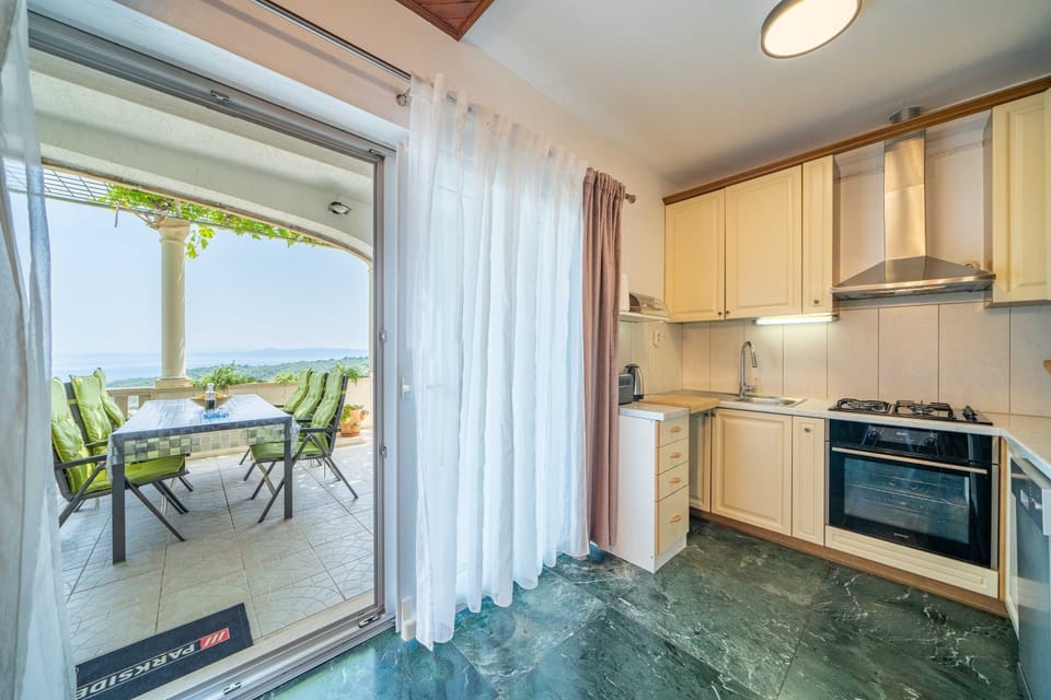 House (3bedroom holiday home,jacuzzi) | Private kitchen | Fridge