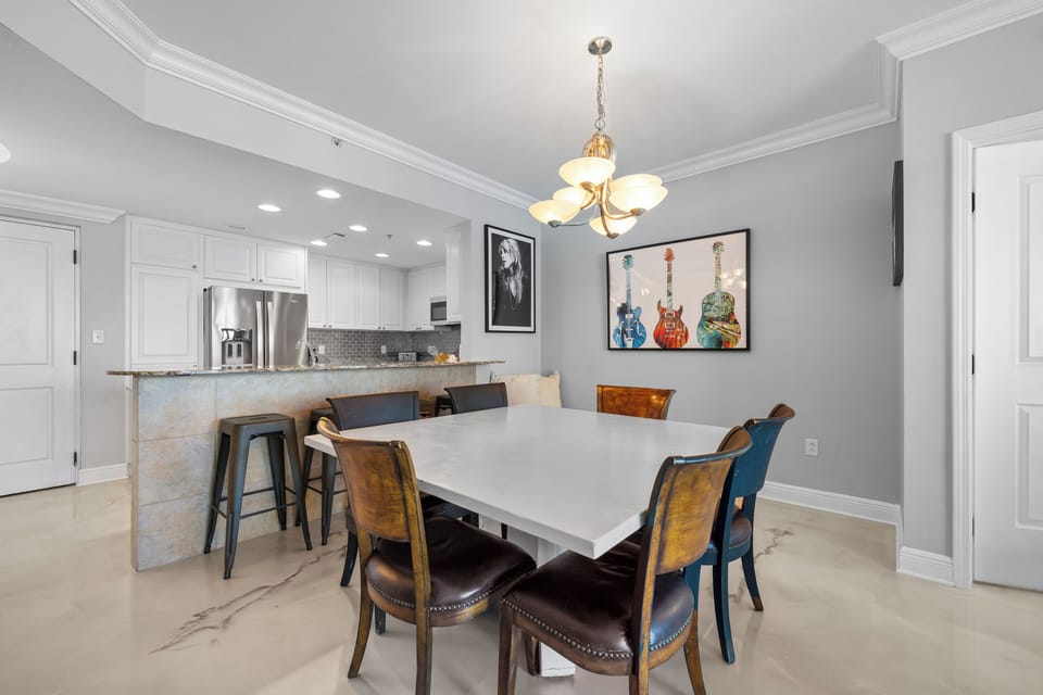Classic Condo, 2 Bedrooms, Balcony | In-room dining