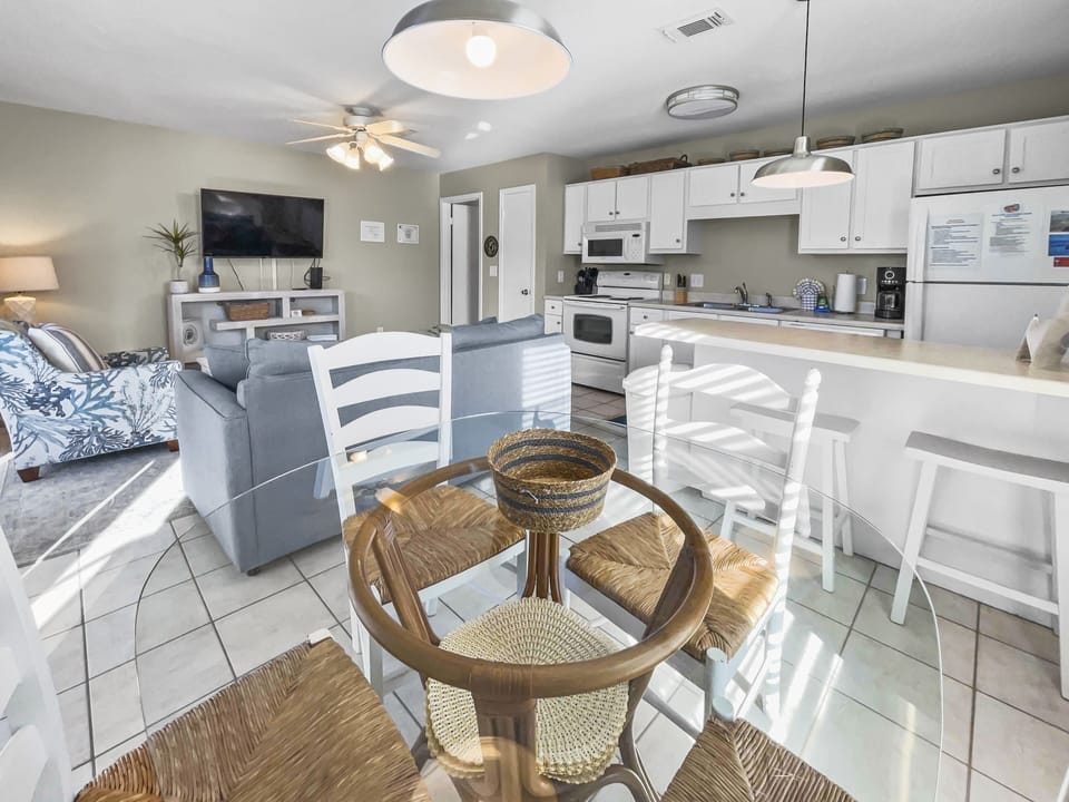 Townhome, 1 Bedroom | Private kitchen | Fridge, oven, coffee/tea maker, toaster