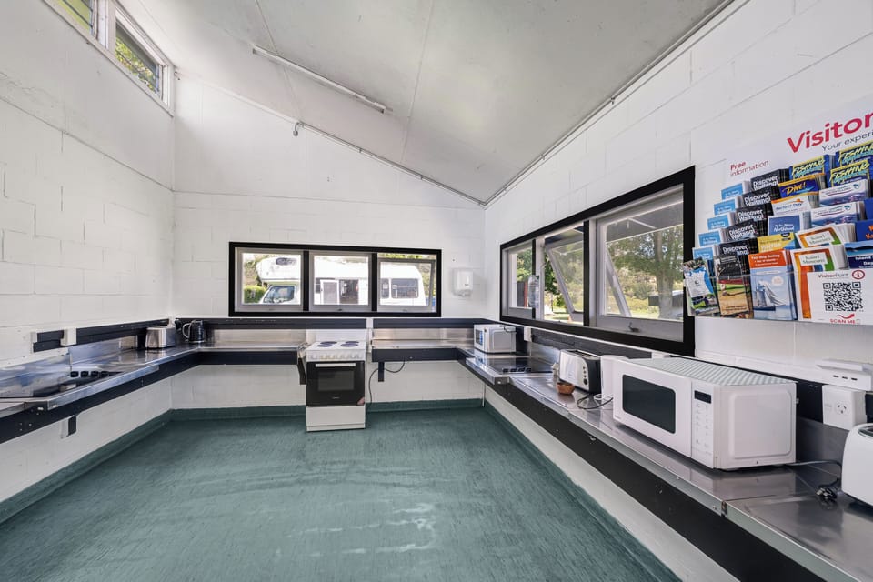 Basic Cabin | Shared kitchen facilities | Mini-fridge, microwave, electric kettle, toaster