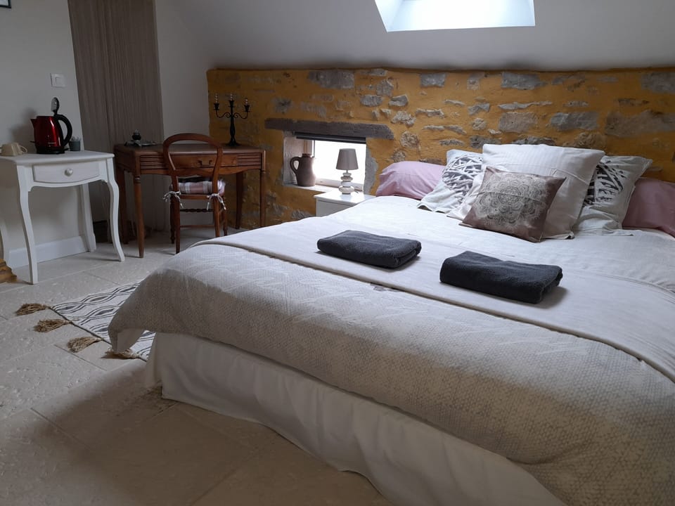 Basic Double Room | Travel crib, free WiFi, bed sheets
