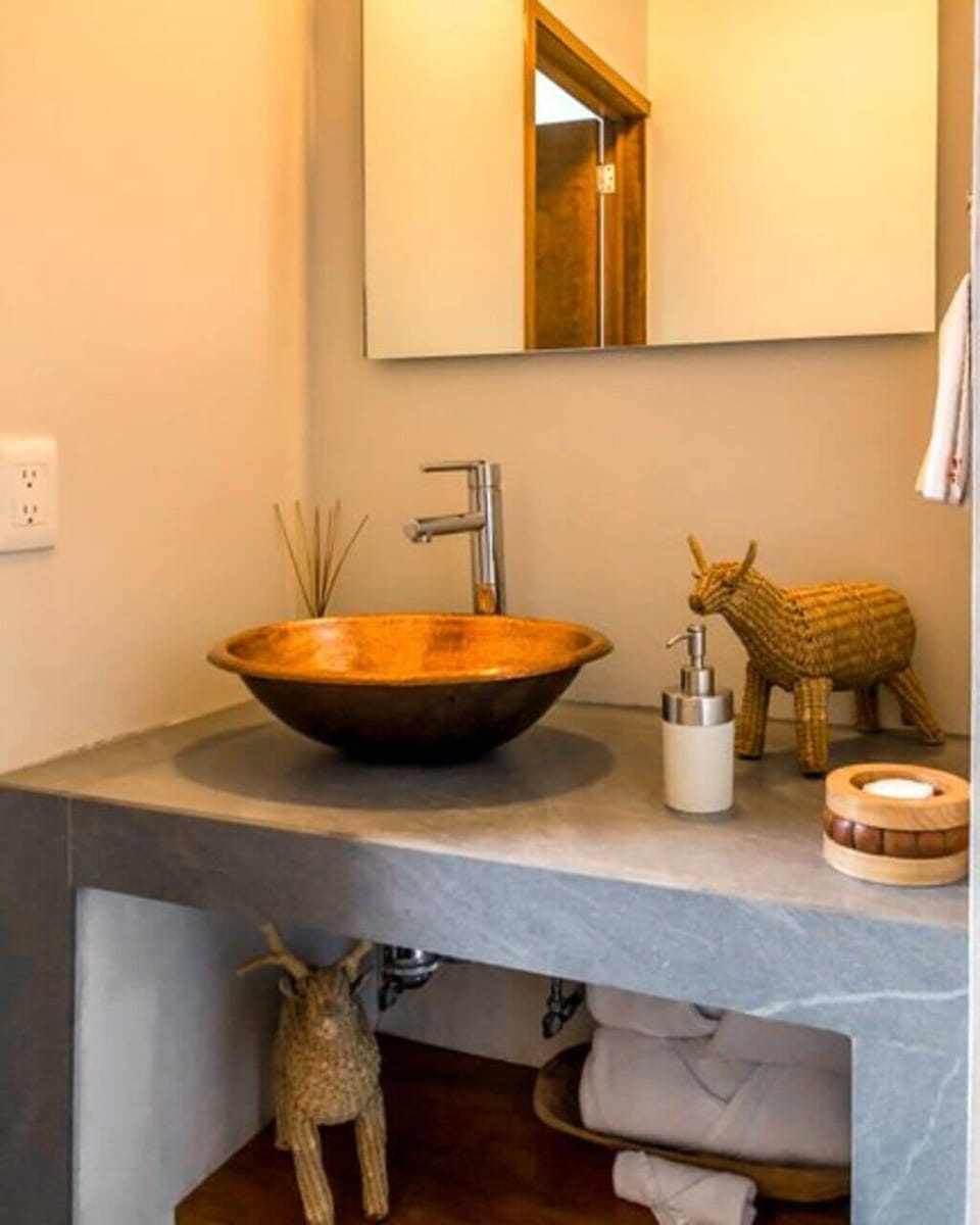  Junior Suite | Bathroom | Shower, free toiletries, hair dryer, towels