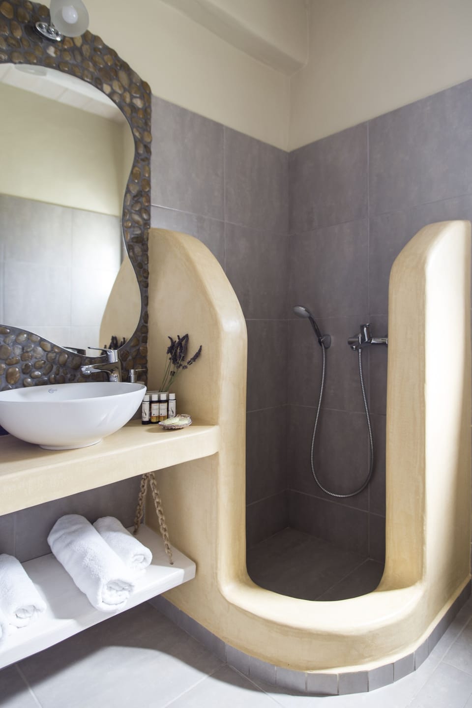Double or Twin Room | Bathroom | Shower, rainfall showerhead, free toiletries, hair dryer
