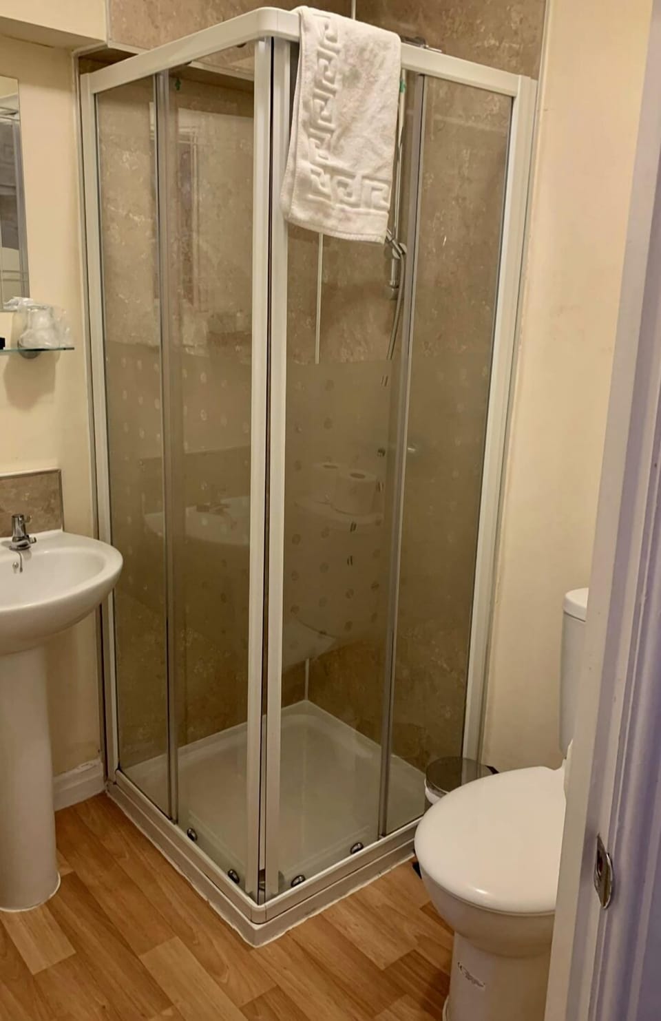 Classic Double Room | Bathroom | Shower, towels